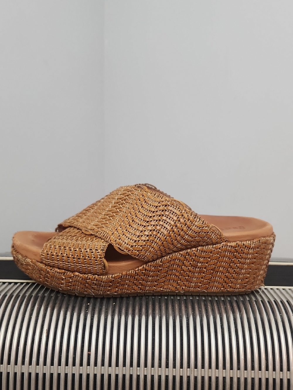 GENTLE SOULS TAN LEATHER WEDGE SANDALS SIZE 8